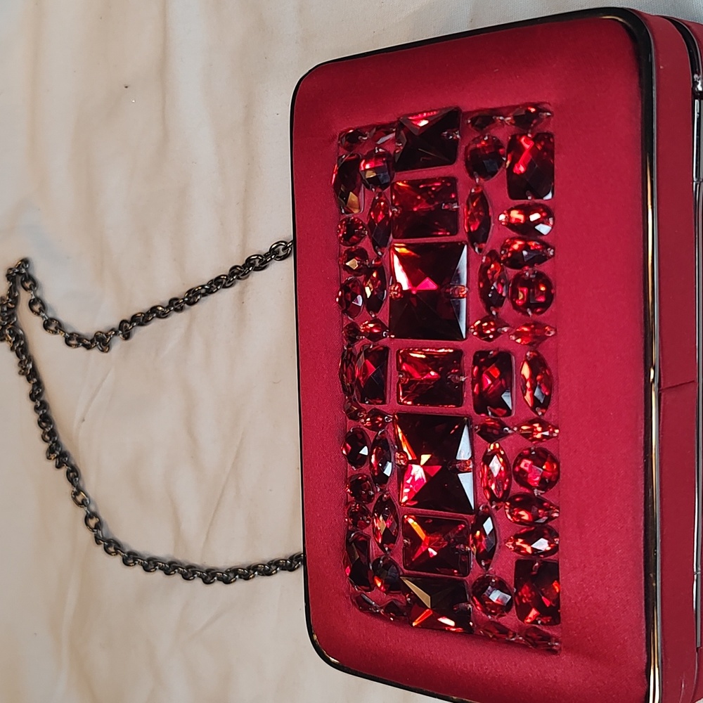 ❤️Sondra Roberts Red Crystal Embellished chain Strap Clutch
